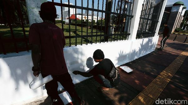 Aneka Coretan di Tembok Sekitar Gedung DPR Dibersihkan