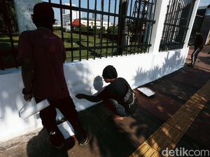 Aneka Coretan di Tembok Sekitar Gedung DPR Dibersihkan