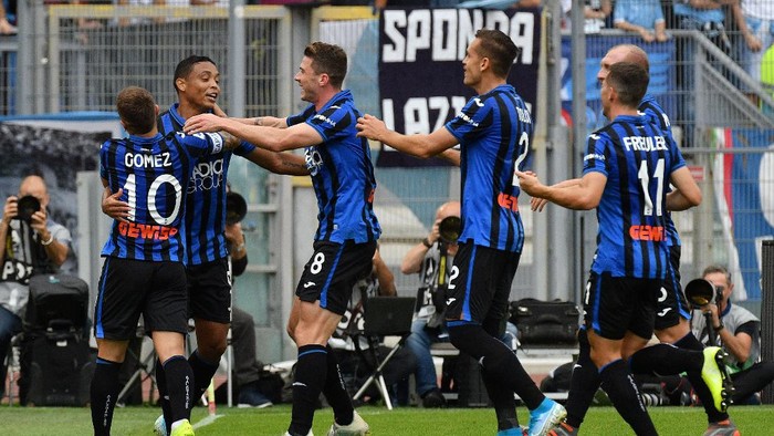 ROME, ITALY - OCTOBER 19:  Luis Muriel of Atalanta BC celebrate a second goal with his team mates during the Serie A match between SS Lazio and Atalanta BC at Stadio Olimpico on October 19, 2019 in Rome, Italy.  (Photo by Marco Rosi/Getty Images)