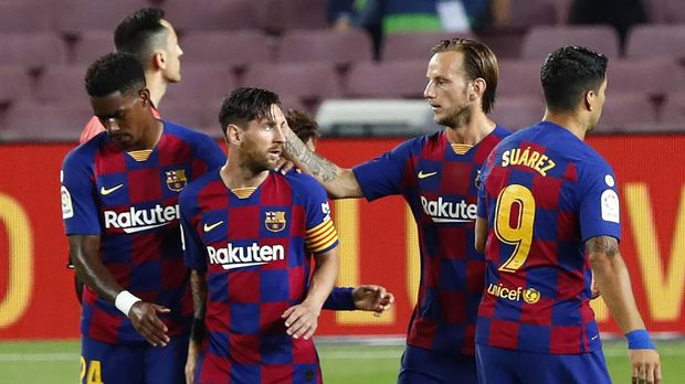 Barcelona's Lionel Messi, second left, celebrates with his teammates his goal against Osasuna during a Spanish La Liga soccer match between Barcelona and Osasuna at the Camp Nou stadium in Barcelona, Spain, Thursday, July 16, 2020. (AP Photo/Joan Monfort)