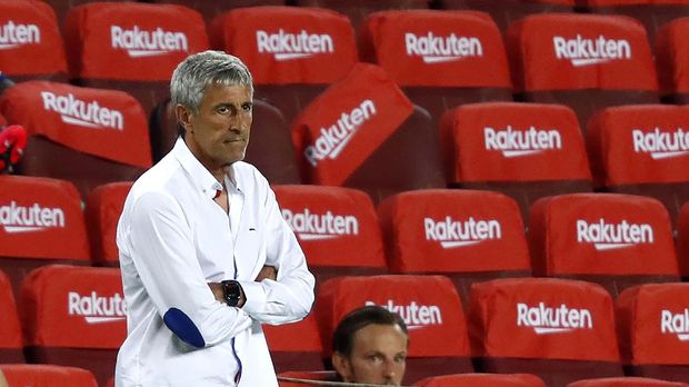 Barcelona's head coach Quique Setien is seen during a Spanish La Liga soccer match between Barcelona and Osasuna at the Camp Nou stadium in Barcelona, Spain, Thursday, July 16, 2020. (AP Photo/Joan Monfort)