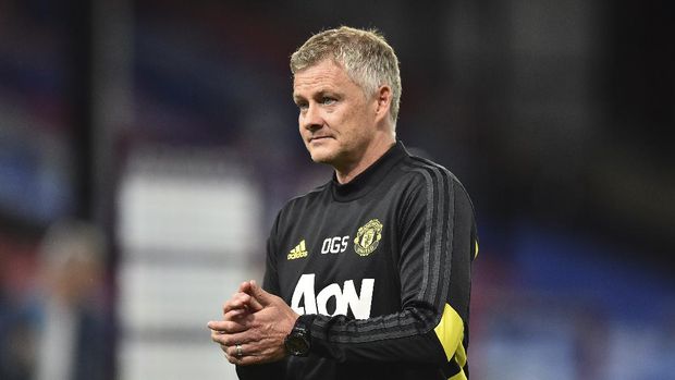 Manchester United's manager Ole Gunnar Solskjaer leaves the pitch at the end of the English Premier League soccer match between Crystal Palace and Manchester United at Selhurst Park in London, England, Thursday, July 16, 2020. United won the match 2-0.(AP Photo/Glyn Kirk, Pool)