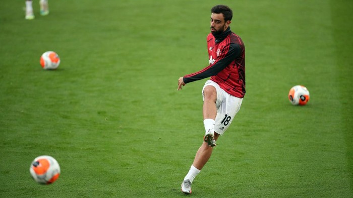 LONDON, ENGLAND - JULY 16: Bruno Fernandes of Manchester United warms up prior to during the Premier League match between Crystal Palace and Manchester United at Selhurst Park on July 16, 2020 in London, England. Football Stadiums around Europe remain empty due to the Coronavirus Pandemic as Government social distancing laws prohibit fans inside venues resulting in all fixtures being played behind closed doors. (Photo by Peter Cziborra/Pool via Getty Images)
