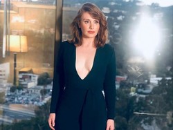 Aktris Ini Pamer Memar saat Syuting Jurassic World