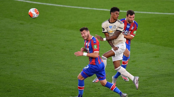 LONDON, ENGLAND - JULY 16: Marcus Rashford of Manchester United is tackled by Joel Ward of Crystal Palace and James McArthur of Crystal Palace during the Premier League match between Crystal Palace and Manchester United at Selhurst Park on July 16, 2020 in London, England. Football Stadiums around Europe remain empty due to the Coronavirus Pandemic as Government social distancing laws prohibit fans inside venues resulting in all fixtures being played behind closed doors. (Photo by Justin Setterfield/Getty Images)