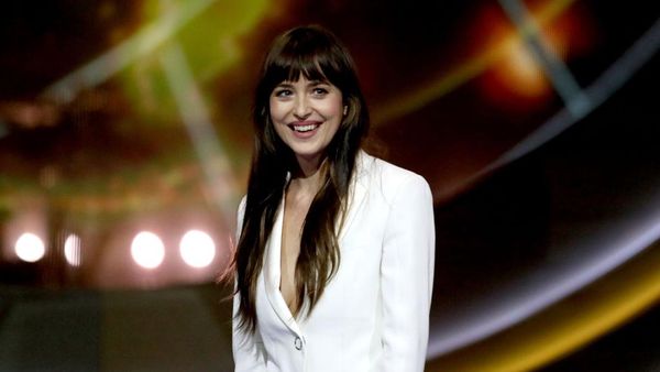 7 Fakta Dakota Johnson yang Dicurigai Biseksual