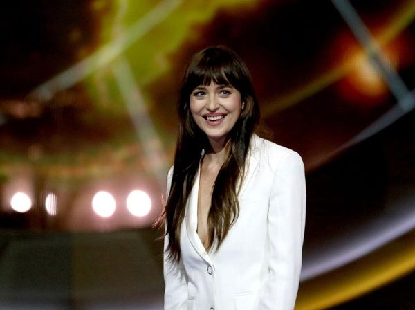 7 Fakta Dakota Johnson yang Dicurigai Biseksual