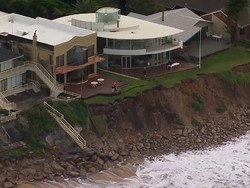 Erosi di Tepi Pantai Australia Nyaris Menyeret Rumah Warga