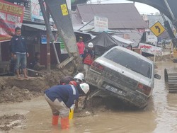 Excavator Hutama Karya Bersihkan Lumpur Banjir Bandang Luwu Utara