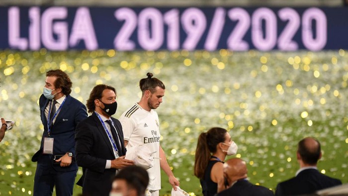 MADRID, SPAIN - JULY 16: Gareth Bale leaves the field during the celebrations after Madrid secure the La Liga title during the Liga match between Real Madrid CF and Villarreal CF at Estadio Alfredo Di Stefano on July 16, 2020 in Madrid, Spain. (Photo by Denis Doyle/Getty Images)