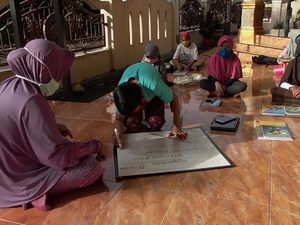 Fasilitas Belajar Online Terbatas, Guru di Polman Datangi Murid untuk Mengajar Fasilitas Belajar Online Terbatas, Guru di Polman Datangi Murid untuk Mengajar
