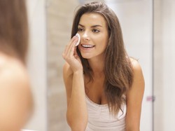 9 Cara Mengecilkan Pori-Pori Wajah dengan Cepat