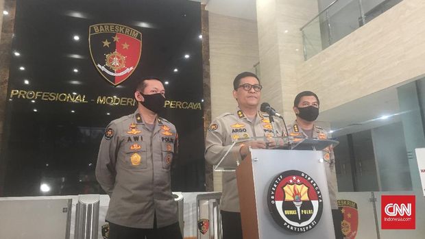 Kadiv Humas Polri Irjen Pol Argo Yuwono memberikan keterangan pers di Gedung Bareskrim Polri, Jakarta, 17 Juli 2020. (CNNIndonesia/Michael Josua)