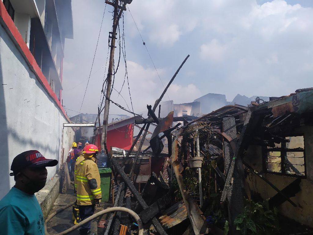 Kebakaran di Paseban Jakpus Hanguskan 24 Rumah Warga, Tak Ada Korban Jiwa Kebakaran di Paseban Jakpus Hanguskan 24 Rumah Warga, Tak Ada Korban Jiwa