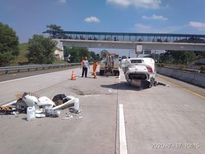 Kecelakaan di Km 16 Tol Cijago, Pengemudi Mobil Tewas