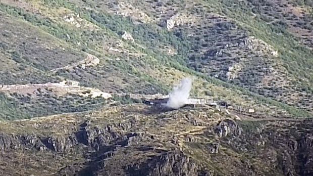 Ini adalah foto dari video yang dirilis oleh Kementerian Pertahanan Armenia pada 14 Juli 2020, menunjukkan asap dari ledakan bom oleh pasukan Armenia di wilayah Tovz di Arbajas.  Pertempuran di perbatasan Armenia-Azerbaijan yang bergejolak telah meningkat pada hari Selasa, menandakan bentrokan terburuk antara tetangga sejak 2016 (siaran pers Kementerian Pertahanan Armenia oleh AP)