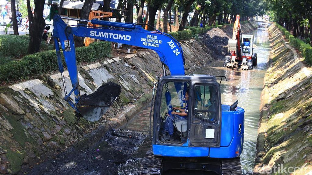 Antisipasi Banjir, Lumpur Anak Sungai Ciliwung Dikeruk