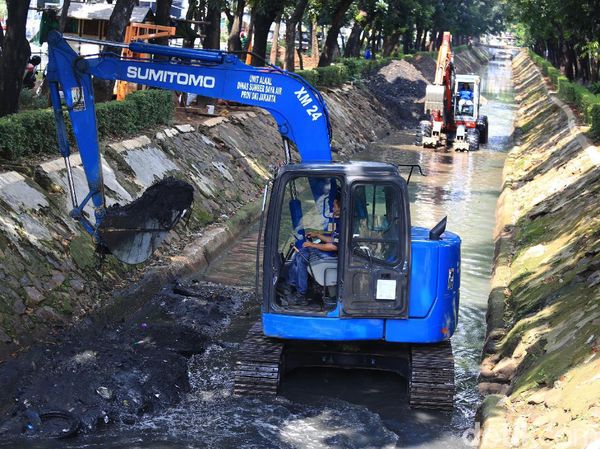 Antisipasi Banjir, Lumpur Anak Sungai Ciliwung Dikeruk