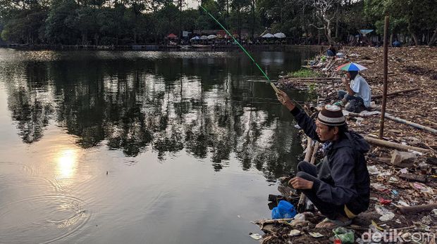 Sejumlah warga mendatangi Danau Cipondoh untuk memancing ikan. Namun, tak sedikit di antara mereka yang tak kenakan masker saat beraktivitas di luar rumah.
