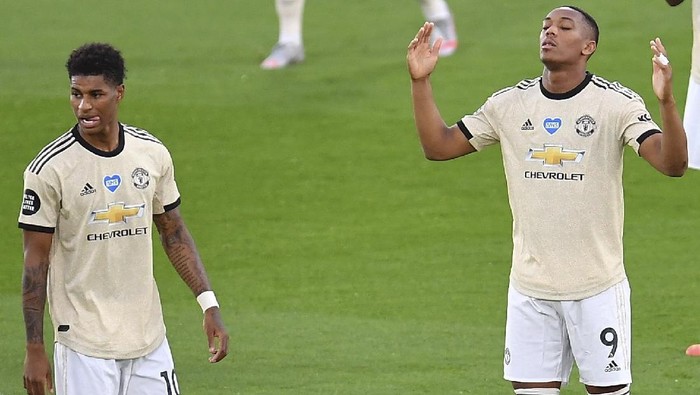 Manchester United’s Marcus Rashford, Anthony Martial and Paul Pogba, from left, pause before the English Premier League soccer match between Crystal Palace and Manchester United at Selhurst Park in London, England, Thursday, July 16, 2020. (AP Photo/Justin Setterfield, Pool)