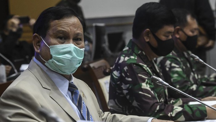 Menhan Prabowo Subianto Menteri Pertahanan (Menhan) Prabowo Subianto (tengah) bersiap mengikuti rapat kerja bareng Panglima Tentara Nasional Indonesia Marsekal Tentara Nasional Indonesia Hadi Tjahjanto dan Komisi I dewan perwakilan rakyat di kompleks Parlemen, Jakarta, Kamis (18/6/2020). Rapat kerja tersebut membahas kesiapan Kemhan dan Tentara Nasional Indonesia menghadapi bentuk bahaya keselamatan gres di Indonesia, kemajuan Prolegnas dan penyusunan peraturan pelaksana undang-undang negara di bidang pertahanan dan kesiapan Tentara Nasional Indonesia dalam pelibatan pengimplementasian tatanan kehidupan gres (new normal). ANTARA FOTO/Muhammad Adimaja/aww.