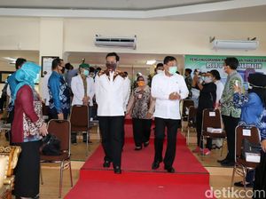 Menkes Terawan Serahkan Santunan Nakes Gugur Lawan Corona di Kalsel