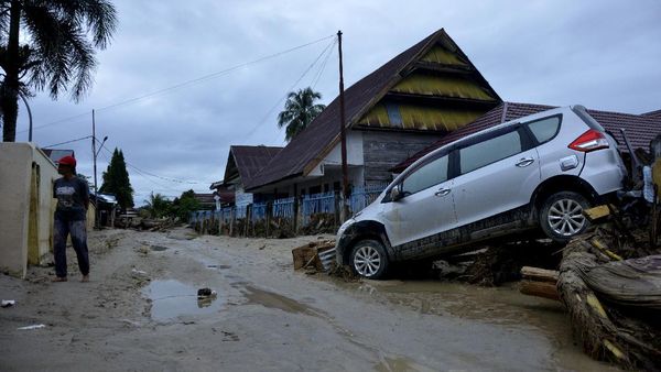 Ngenes! Mobil-mobil Ini Terseret Banjir Bandang di Luwu Utara