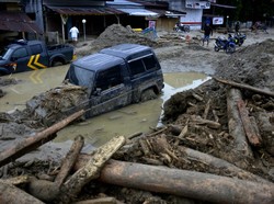 Pimpinan MPR Apresiasi Gotong Royong Warga Bantu Korban Banjir Luwu Utara