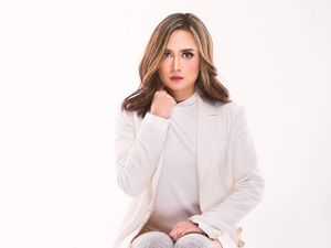 Tolak Tawaran Jadi Vokalis Cokelat, Nova Rianty Fokus Sendiri Tolak Tawaran Jadi Vokalis Cokelat, Nova Rianty Fokus Sendiri