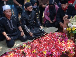Keluarga Antar Omas ke Tempat Peristirahatan Terakhir