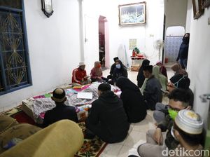 Potret Jenazah Omas Didoakan Pelayat Potret Jenazah Omas Didoakan Pelayat