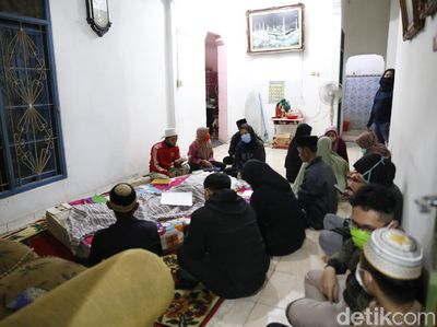 Potret Jenazah Omas Didoakan Pelayat