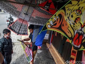 Wow! Pedagang Grosir Ini Pernah Jual 50 Ribu Layangan Sehari