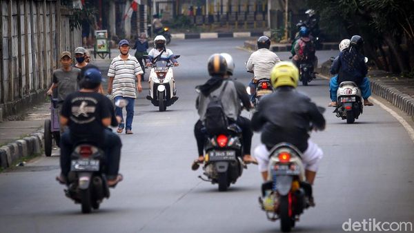 Pemotor Lawan Arah Menjamur di Kolong Flyover TB Simatupang