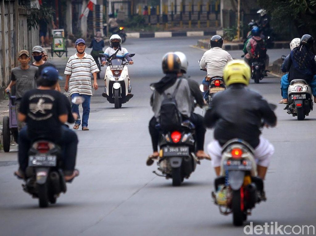Pemotor Lawan Arah Menjamur di Kolong Flyover TB Simatupang Pemotor Lawan Arah Menjamur di Kolong Flyover TB Simatupang