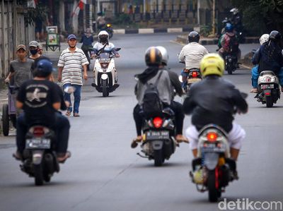 Pemotor Lawan Arah Menjamur di Kolong Flyover TB Simatupang