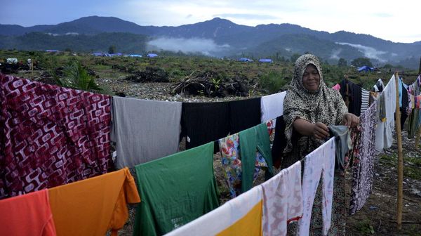Korban Banjir Bandang Mengungsi di Perbukitan