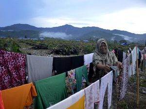 Korban Banjir Bandang Mengungsi di Perbukitan