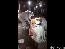 Video Heboh Petugas Berhazmat Evakuasi Penumpang Bus Meninggal di Tol