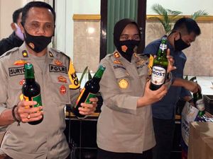 Polisi Sita 2.466 Botol Miras di Sebuah Toko Sukabumi