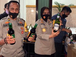 Polisi Sita 2.466 Botol Miras di Sebuah Toko Sukabumi
