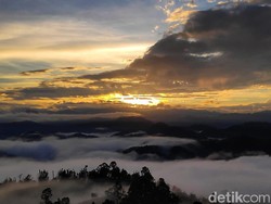 Pesona Puncak Bukit Senayan di Polman, Bak Negeri di Atas Awan