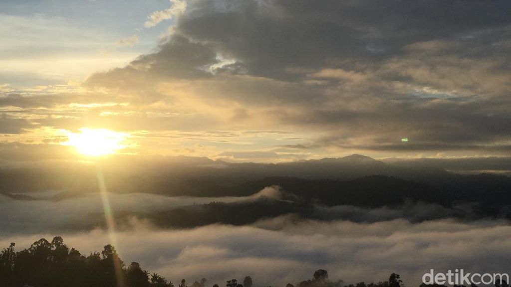 Foto Puncak Senayan, Negeri di Atas Awan Sulawesi yang Lagi Viral Foto Puncak Senayan, Negeri di Atas Awan Sulawesi yang Lagi Viral