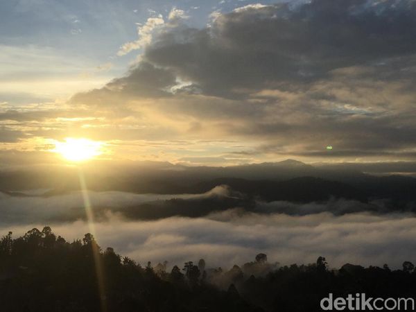 Foto Puncak Senayan, Negeri di Atas Awan Sulawesi yang Lagi Viral
