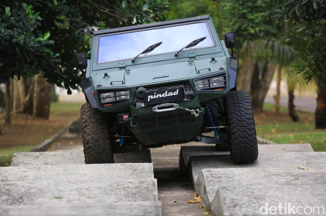 kendaraan rantis 4x4 besutan PT Pindad (Persero) sudah dijajal dan dipesan 500 unit oleh Menteri Pertahanan Prabowo. Tak hanya itu, Pindad juga memberikan opsi jika Maung ini juga akan dibuat varian sipil dan dilepas ke masyarakat.