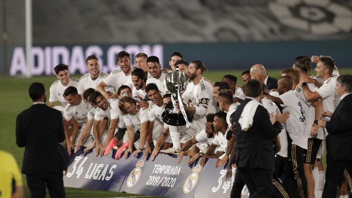 Real Madrids captain Sergio Ramos prepare to lift the trophy as the team celebrates winning the Spanish La Liga 2019-2020 following a soccer match between Real Madrid and Villareal at the Alfredo di Stefano stadium in Madrid, Spain, Thursday, July 16, 2020. (AP Photo/Bernat Armangue)
