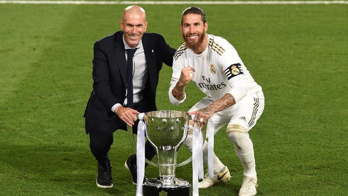 MADRID, SPAIN - JULY 16: Real Madrid head coach Zinedine Zidane and captain Sergio Ramos pose with the La Liga trophy after Madrid secure the La Liga title during the Liga match between Real Madrid CF and Villarreal CF at Estadio Alfredo Di Stefano on July 16, 2020 in Madrid, Spain. (Photo by Denis Doyle/Getty Images)