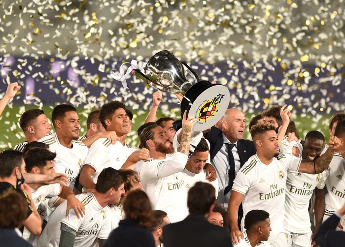 Real Madrid MADRID, SPAIN - JULY 16: Sergio Ramos the Madrid captain lifts the La Liga trophy during the Liga match between Real Madrid CF and Villarreal CF at Estadio Alfredo Di Stefano on July 16, 2020 in Madrid, Spain. (Photo by Denis Doyle/Getty Images)