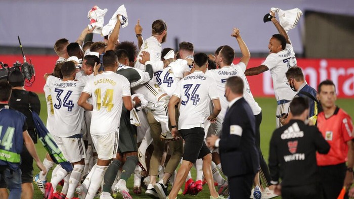Real Madrid players celebrate after winning the Spanish La Liga 2019-2020 following a soccer match between Real Madrid and Villareal at the Alfredo di Stefano stadium in Madrid, Spain, Thursday, July 16, 2020. (AP Photo/Bernat Armangue)