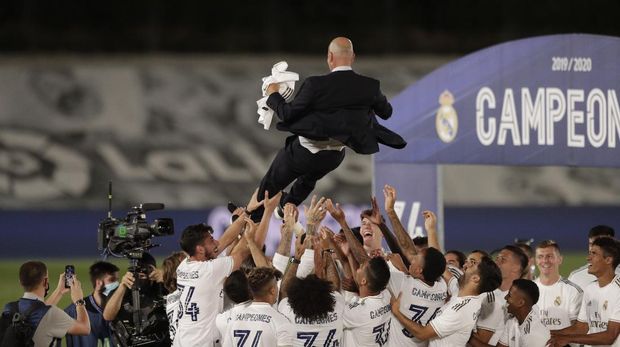 Real Madrid's players throw on the air their head coach Zinedine Zidane, as they celebrate after winning the Spanish La Liga 2019-2020 following a soccer match between Real Madrid and Villareal at the Alfredo di Stefano stadium in Madrid, Spain, Thursday, July 16, 2020. (AP Photo/Bernat Armangue)